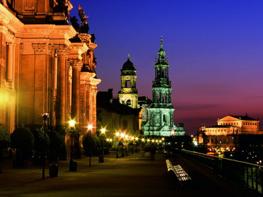 Blick auf die Brühlsche Terrasse in Dresden bei Nacht